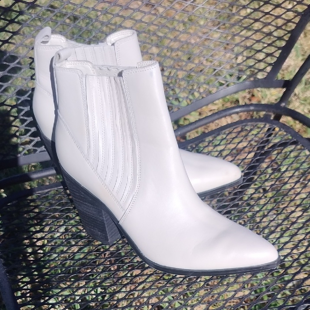 Marc Fisher Ivory Leather Boots Size 9 Medium